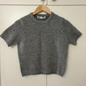 Stickad kortärmad tröja - Jättefin oanvänd stickad t-shirt från Zara. Prislapp finns kvar, stl s. Frakt betalas av köparen 