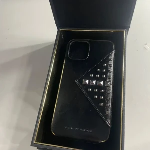 Ideal of sweden mobilskal - Säljer detta mobilskal från ideal of Sweden med guldpiggar. Skalet passar iPhone 12 och iPhone 12 pro. Den är i fint skick☺️Skriv för fler bilder