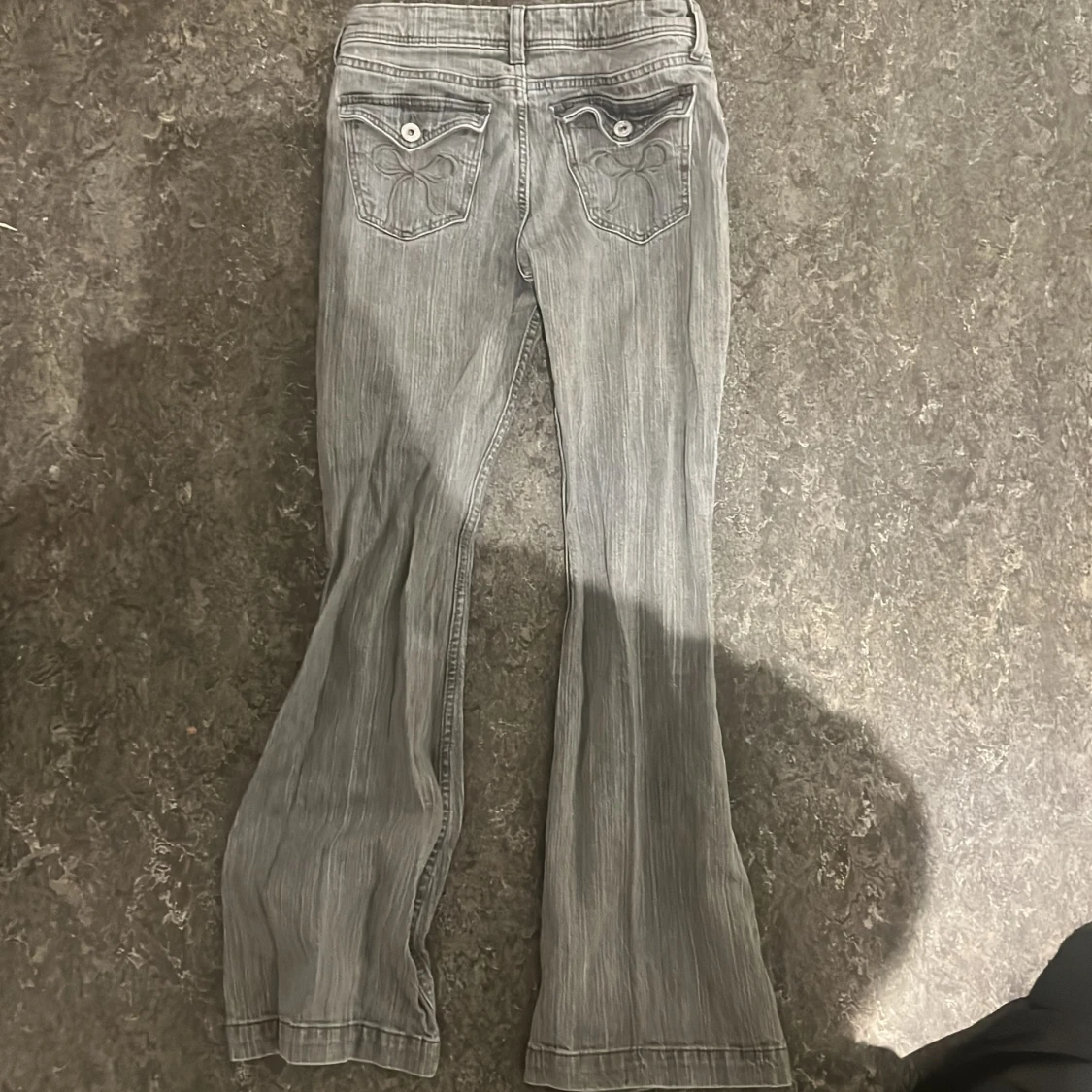 Grå flared jeans från H&M - 1