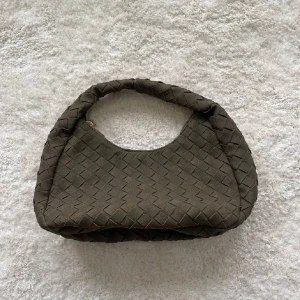 Grön väska - Säljer denna då jag aldrig använt den💗💗kolla gärna mina andra annonser🩷