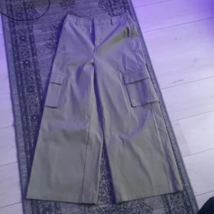 Baggy cargos  - Ett par väldigt vida byxor från märket ”iliqual”. Väldigt sköna och nice fit men faller mig inte på smaken längre. De är i storlek M och köptes från zalando för ungefär 1100kr men har inte använt dem alls mycket.