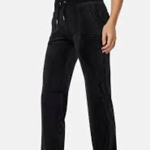 Svarta mjukisbyxor med snörning - Snygga och bekväma svarta mjukisbyxor med snörning i midjan. Byxorna har en loose passform och är tillverkade i ett mjukt material.