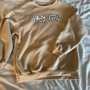 Hoodie utan luva - Fin hoodie utan luva, mjukt material, lite nopprig men annars i fint skick.     Den är strlk xs men är oversized så passar s och m också💕