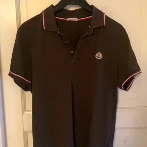 Moncler piké - Säljer nu min skitsnygga moncler Piké som är i storlek M! Köpte den ifrån garms market, mörk grön färg. Givetvis Äkta!