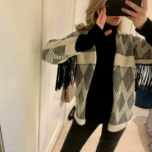 Kofta med fransar - Sjukt fin kofta med fransar från h&m, jag har använt denna som en jacka/ overshirt vilket jag tycker är så snyggt!!😍