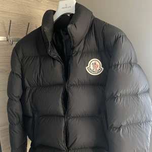 Moncler Citala Down Jacket Svart - Storlek: 2/M. Nypris: 16000kr. Säljer en svart dunjacka från Moncler i nyskick. Självklart äkta. Den är använd sparsamt under en säsong.
