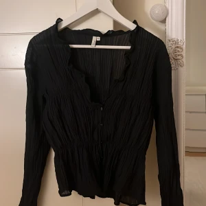 Blus från nly trend - Blus som är för stor på mig. Storlek 32