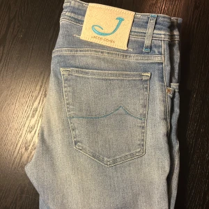 Jacob Cohen jeans - Ljusblå fräscha jeans från Jacob Cohen i storlek 33. Grymt skick med riktig snygg label där bak. Skriv vid minsta fundering!
