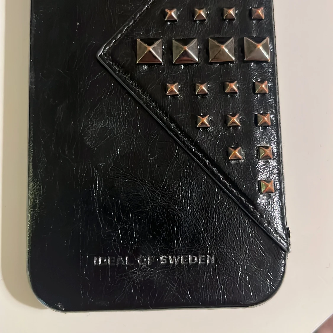 Svart mobilskal med nitar från Ideal of Sweden - 1