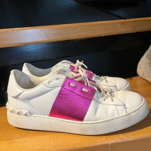 Valentino garavani sneakers storlek 38 - Skick enligt bild. Box finns inte. Serienummer finns på sista bilden. Går inte ner i pris!