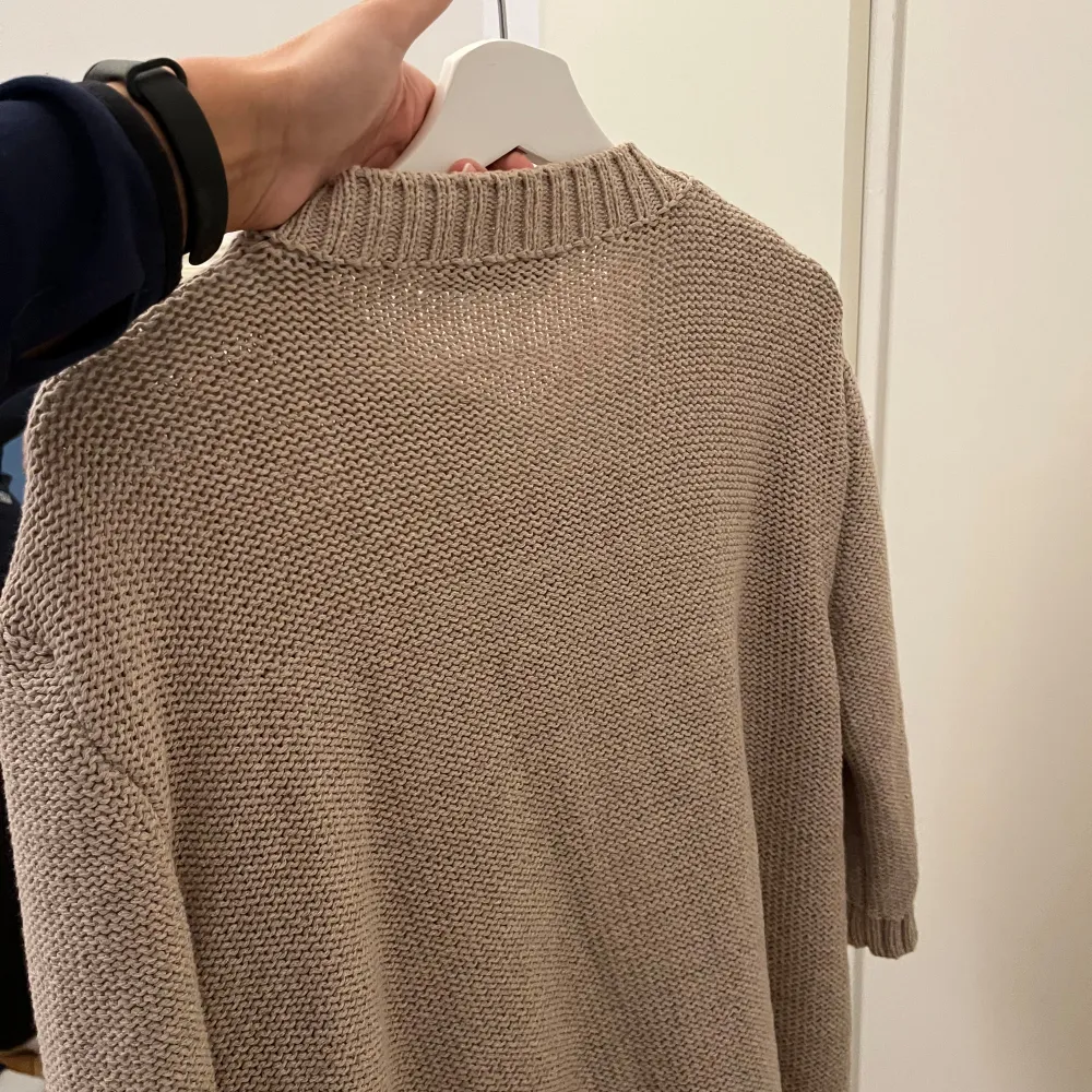 Säljer denna super fina koftan ifrån Zara i storlek XL. Endast använd två gånger därav bra skick!🥰. Neuletakit & Villapaidat.