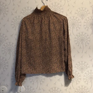 Brun liopad mönster mycket snygg och bikvämt  - Säljer ny blus den är mycket fin och bra material blus den är för liten till mig 