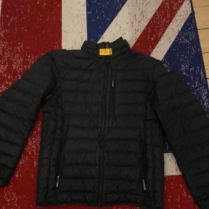 Parajumper jacka svart lightweight - Svart lightweight parajumper jacka. En perfekt jacka nu till våren! Pris kan diskuteras!!!!!