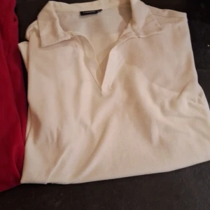 Tre pikétröjor - Bundle - Säljer tre snygga pikétröjor i olika färger. En vit, en röd från Ralph Lauren med blå logga, och en blå från Gant med broderad logga. 