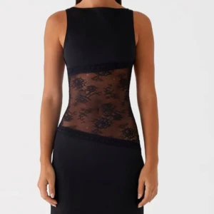 Svart långklänning med spetsdetaljer - Säljer nu denna populära klänningen ifrån Peppermayo, den kommer tyvärr inte till så mycket användning som jag hade velat. Bara använd en gång, den är precis som ny. Jag skickar gärna fler bilder på hur den sitter på. Köpte den för 1 månad sen för 1000kr och säljer den för 850kr eftersom den är i ett sånt nytt skick. 