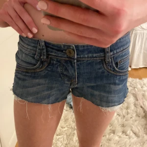 mega lågmidjadd jeansshorts - jättesnygga lågmidjade jeansshorts i nyskick!!! 💖💕💕 köp gärna genom köp nu knappen 🩵🩵🩵 MIDJEMÅTT 37 CM RAKT ÖVER 🩷