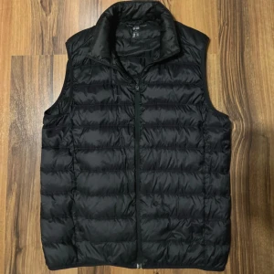 Uniqlo väst - En snygg väst som passar till allt ! Mycket bra skick som har en del kvar att ge 