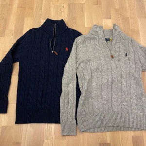 Ralph lauren half Zips - Två stickade half zip tröjor ifrån Ralph Lauren i grå och mörkblå!