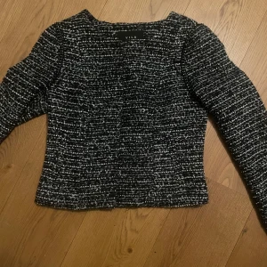 Jacka  - Snygg svartvit kavaj från Vila med ett stilrent mönster. Den har långa ärmar och en klassisk passform som passar perfekt för både vardag och fest. Skriv ifall intresserad och för frågor🌸🌸