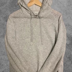 Grå hoodie från Aspesi - Säljer en bekväm grå hoodie från Aspesi. Den är tillverkad i 100% bomull vilket gör den supermjuk🤗och perfekt nu i höst❄️🍁 Den är i utmärkt skick förutom en enda defekt som nyns på bild 4 om du vill ha tydligare bild så är det bara att fråga. Storlek 48 vilket motsvarar S/M beroende hur du vill den ska sitta.✌️Nypirs ligger runt 2500kr mitt pris:799