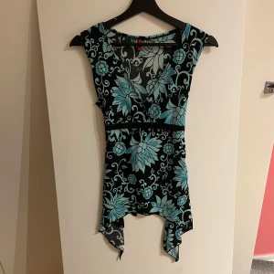 Söt topp! - Jättefin topp man kan knyta där bak!💓💓Längd från urringning ner: 38 cm 