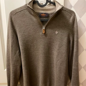 Grå merinoulltröja från Morris - Säljer en stilren grå/brun tröja från Morris i 100% merinoull. Tröjan är i storlek S men har krympt lite så den passar xs! Bara att höra av dig vid intresse eller frågor Mvh Lucas🥂