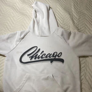 Vit hoodie med Chicago-tryck från Shein - Skriv till mig om ni vill köpa det minst 30kr