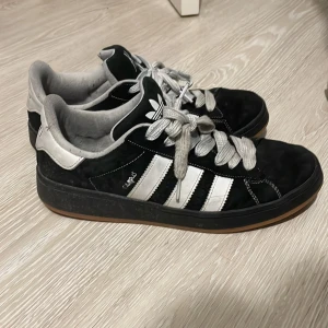 Adidas’s campus x Korn - Ett par adidas campus x Korn. Lite slitna då jag haft dom ett år men ser fortfarande bra ut 
