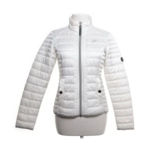 Vit jacka  - Snygg vit quiltad jacka från five seasons med dragkedja framtill och hög krage. Jackan har en stilren design med långa ärmar och två fickor med knappar. Perfekt för kyligare dagar.