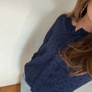 Leopard mönster - Super snygg leopard mönstrad blus från Lindex💞 aldrig använd. Super fin blå fege med svart leopard mönster. Storlek s 
