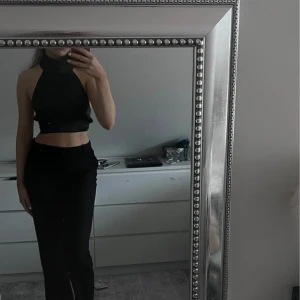 Festtopp - Väldigt snygg, ena knappen är av men går att sy