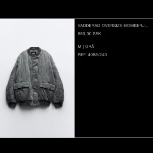 Grå vadderad oversize-bomberjacka från Zara - Säljer en grå vadderad bomberjacka från Zara i oversized passform. Jackan har ett quiltat mönster och dragkedja framtill. Perfekt för kyligare dagar med sin mysiga vaddering och ribbade muddar vid ärmslut.