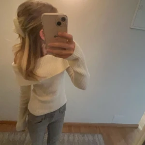 Stickad Off shoulder tröja  - En vit ganska tjockt stickad off shoulder tröja från hm i storlek xxs, jag själv tycker den är stor i storlek så skulle även passa xs och kanske till och med S beroende på hur man vill att den sitter. Bara använt 2 gånger och kommer inte mer till användning och det är därför jag säljer den. 