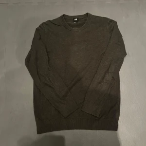 Mörkgrön stickad tröja - Säljer en snygg stickad tröja från H&M, den är i fint skick och passar perfekt vår/ höst och kyligare sommarkvällar. Hör av dig vid mista fundering eller frågor