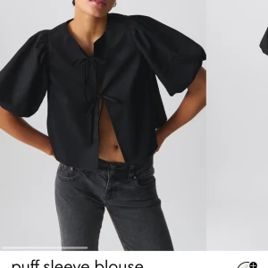 Svart topp med puffärm - Säljer denna topp från Gina då den är för stor för mig. Använt den två gånger så den är som ny🤍