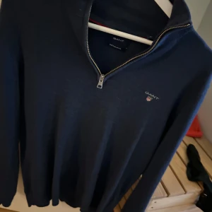 Mörkblå tröja med dragkedja från Gant - Snygg mörkblå tröja från Gant i bomull och ull. 