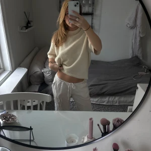 Vita linne byxor - Säljer ett par super snygga lågmidjade vita linnebyxor från HM i storlek S. (De är ej strukna på bilden). De passar någon som är något kortare än mig, jag är 160.  Perfekta byxorna nu till sommaren!💞