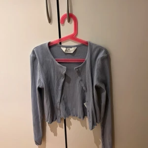 Blå ribbad kofta från HM - Säljer pga för liten storlek. Storlek 146/152