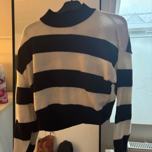 Randig tröja - Randig tröja från h&m. Storlek S, lite kortare i modellen. Fint skick, sparsamt använd.