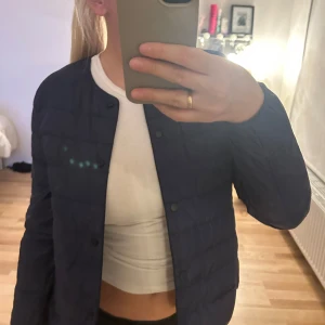 Mörkblå uniqlo jacka - säljer min uniqlo jacka då den blivit för liten. super snygg och passar till allt!