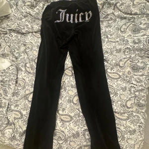 Svarta velourbyxor från Juicy Couture - Svarta Juicy med text. Inte mycket använda och i bra skick.