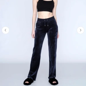 Juicy Couture byxor  - Supersnygga Juicy Couture byxor, säljer då de inte kommer till användning längre. Lite defekter på innerlåret, annars superfina!