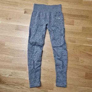 Grå leggings från ICANIWILL - Snygga grå leggings från ICANIWILL med hög midja och tight passform. De har ett diskret mönster och är perfekta för träning. Materialet är stretchigt och bekvämt.