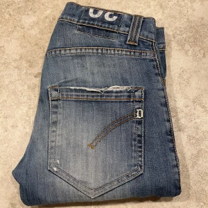 Dondup Jeans - Dondup Jeans | Modell: George | Skick 9/10 ( Liten defekt, se bild 4) | Storlek: W30 | Nypris: Ca 3000kr | Pris: 799kr | Pris kan diskuteras | Hör av er vid mer frågor | Mvh Leon