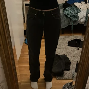 Svarta jeans från 157 - Snygga svarta jeans från 157 med en klassisk femficksdesign och knappgylf. De har en rak passform.Dom är lite slitna men inte så mycket.Skriv vid frågor💕