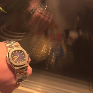 Seiko nautilus mod - Seiko nautilus mod, riktigt snygg och stilig klocka till den som vill va riktigt snygg nu till skolan och jobbet, sommaren och våren är runt hörnet så nu är det dags att passa på! Information om klockan: Safirglas, glas som är väldigt svårt att repa, inzoomad datum visare, jubilee länkar, NH38 Seiko movement, helt automatisk, behöver inget batteri, går att ändra storleken på den, Låda och mikrofiberduk tillkommer! Har även videos! Vi finns även på tiktok och insta! Custom klockor=skriv privat💫 