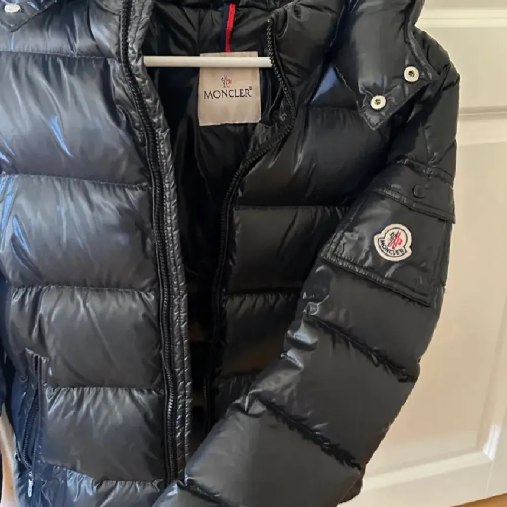 Säljer nu denna maya Moncler jackan i svart. Använd ett få tal gånger och har de senaste året bara legat i garaget blend andra jackor. . Takit.