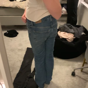 Blå jeans från G Perfect Jeans - Snygga blå jeans från G Perfect Jeans med klassisk femficksdesign. De har en rak passform och är perfekta för en avslappnad stil. Jeansen har en knapp och dragkedja framtill.