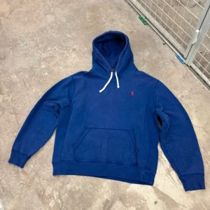 Ralph lauren hoodie  - Snygg Ralph lauren hoodie i riktigt bra skick. Storlek XL passar L