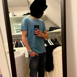 Polo Ralph Lauren T-shirt  - En snygg Ralph lauren T-shirt. Modell på bilden är 175 cm lång. Skick 9/10